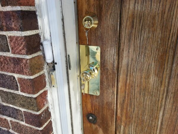 deadbolt and wrap plate provide excellent pretection against attempted break-ins deadbolt and wrap plate provide excellent pretection against attempted break-ins